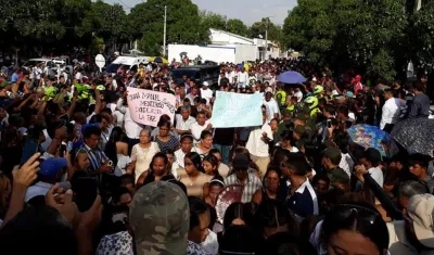 Masiva asistencia a sepelio de policía sabanalarguero muerto en atentado en Antioquia
