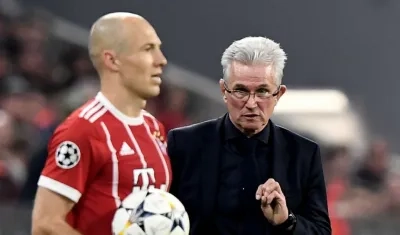 Jupp Heynckes entrega instrucciones a Arjen Robben. 