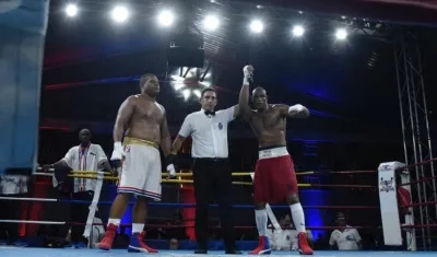 Cristian Salcedo celebrando la victoria y el pase a cuartos de final.