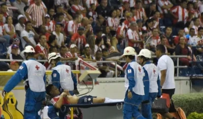 Teófilo Gutiérrez sale en camilla durante el partido ante Santa Fe. 