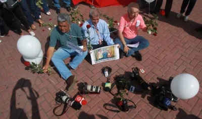 Periodistas ecuatorianos protestan tras el asesinato del equipo del Diario El Comercio.