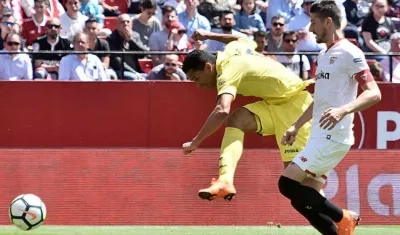 Acción de gol de Carlos Bacca. 