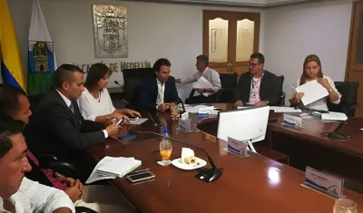 La Defensoría advirtió sobre nuevo desplazamiento masivo en el norte de Antioquia, Bajo Cauca y sur de Córdoba por combates entre bandas criminales, disidencias de Farc y ELN.