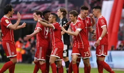 Jugadores del Baynern celebran una anotación. 