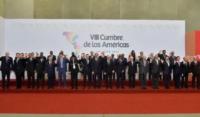 Foto oficial de los 18 mandatarios y representantes de 34 países de América.