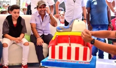 El Alcalde Alejandro Char junto al pudin ofrecido en el barrio Las Américas.