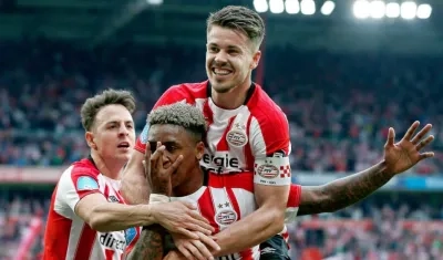 Santiago Arias celebra con sus compañeros una anotación. 