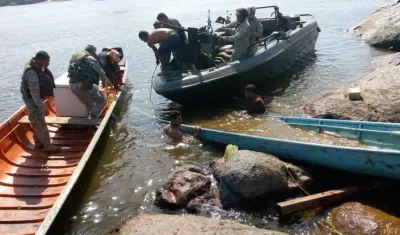 Momentos en que los dos venezolanos eran llevados a tierra firme.