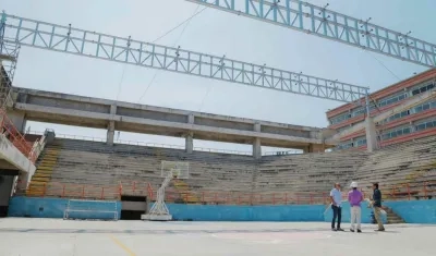 Obras de instalación de la cubierta del Coliseo Chelo De Castro.