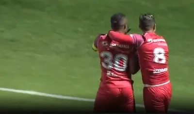 Iván Rivas celebrando la apertura del marcador con Mario Alvarez.