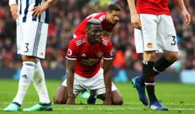 Paul Pogba el el piso en el partido. 