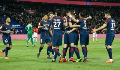 Jugadores del PSG celebran el título. 