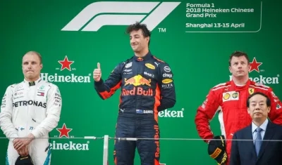 Daniel Ricciardo en el podio de los vencedores. 