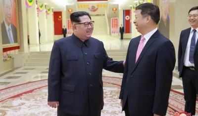 El líder norcoreano, Kim Jong-un y el director de relaciones internacionales del Partido Comunista de China (PCCh), Song Tao.