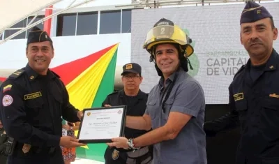 Alcalde Char con representantes de los Bomberos de Barranquilla, en uno acto anterior.