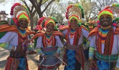 Danzantes del Carnaval de blancos y negros en Estados Unidos.