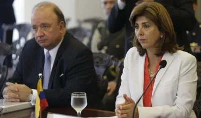 La canciller colombiana, María Ángela Holguín (d), y el ministro de la Defensa colombiano, Luis Carlos Villegas