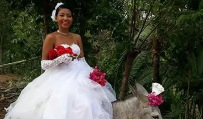 La novia en burro, quien aún no ha sido identificada.