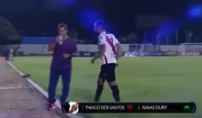 Momento de la agresión del jugador al DT. 