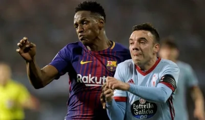  El defensa colombiano del FC Barcelona, Yerry Mina (i), disputa el balón ante el delantero del Celta de Vigo, Pione Sisto.