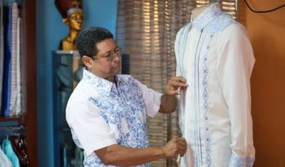 Sastre crea una guayabera en República Dominicana.