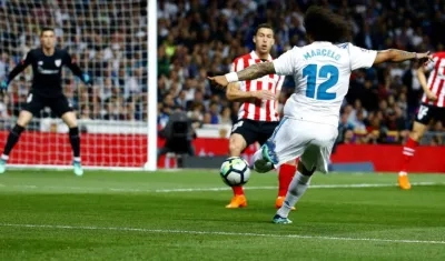 Marcelo intenta un tiro de media distancia ante Kepa. 