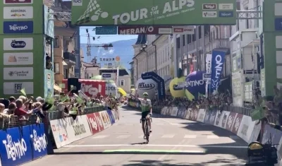 Ben O'Connor cruzó la meta en solitario. 