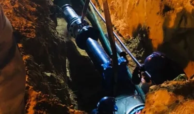 La empresa recomienda abastecerse de agua.