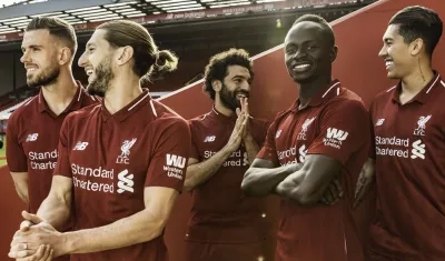 Las figuras del equipo posaron con la nueva camiseta. 