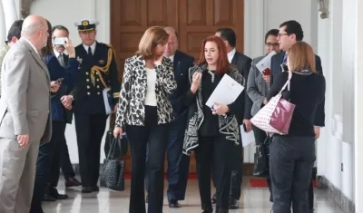 La canciller María Ángela Holguín junto a su homóloga ecuatoriana, María Fernanda Espinosa.