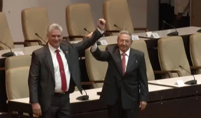 El nuevo presidente de Cuba Miguel Díaz-Canel (i) junto al saliente presidente Raúl Castro (d)