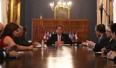 La Cancillería venezolana informó hoy que entregó la nota de protesta a Colombia.