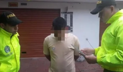  El caricaturista Julio César González, conocido como "Matador", fue amenazado por  Ariel Ortega (centro).