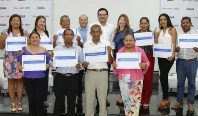 Varios de los docentes con su diploma junto al Secretario de Educación, Dagoberto Barraza.