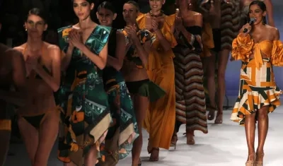 La cantante brasileña Anitta canta durante la apertura del desfile de Água de Coco