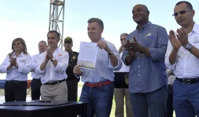 El Presidente Juan Manuel Santos, tras la firma del acta.