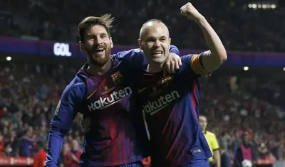 Lionel Messi celebra con Andrés Iniesta. 