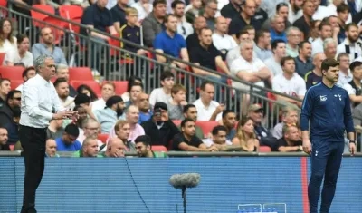 El técnico de Manchester United, José Mourinho y el entrenador del Tottenham, Mauricio Pochetino.