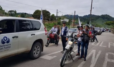A la reunión asistieron centenares de ciudadanos que madrugaron hoy para hacer parte de una caravana.