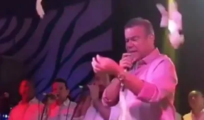 El cantante Iván Villazón durante la lluvia de billetes.