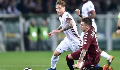 Lucas Biglia, volante argentino, disputa la pelota con un rival. 