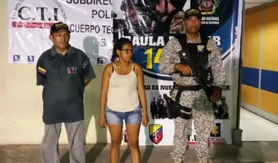 Esta es la mujer, presunta extorsionista capturada por la Armada, el CTI y la Policía.