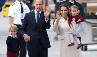 La familia real británica con los príncipes Jorge y Carlota.