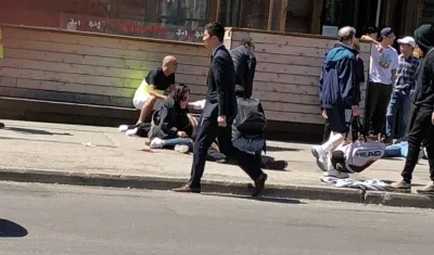 Algunos de las personas quedaron en la acera.