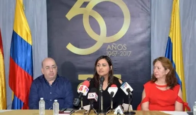 Víctor Armenta, Claudia Patricia Dacunha (Rectora) y Sandra Devia.