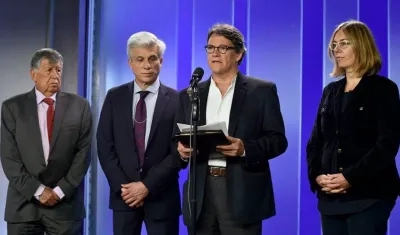 Gustavo Bell junto delegados del equipo de paz.