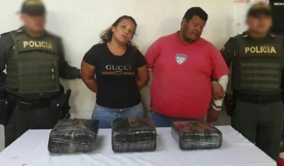 Fueros arrestados mientras se movilizaban en una moto.