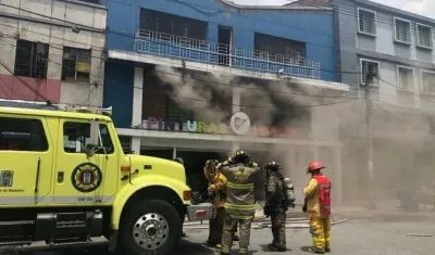 La emergencia está siendo atendida por al menos 60 bomberos.