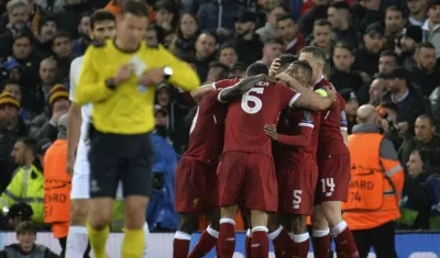 Jugadores del Liverpool celebran la anotación. 