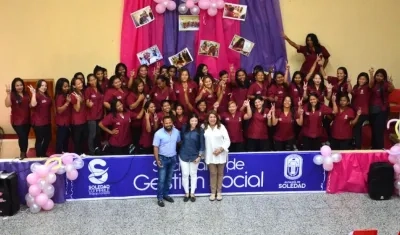 El grupo de mujeres que recibió los certificados de capacitación.